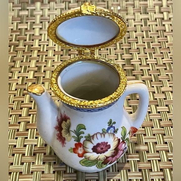 Vintage Cottage Teapot Floral Painted Porcelain Hinged Pill / Rings Trinket box - Picture 5 of 8